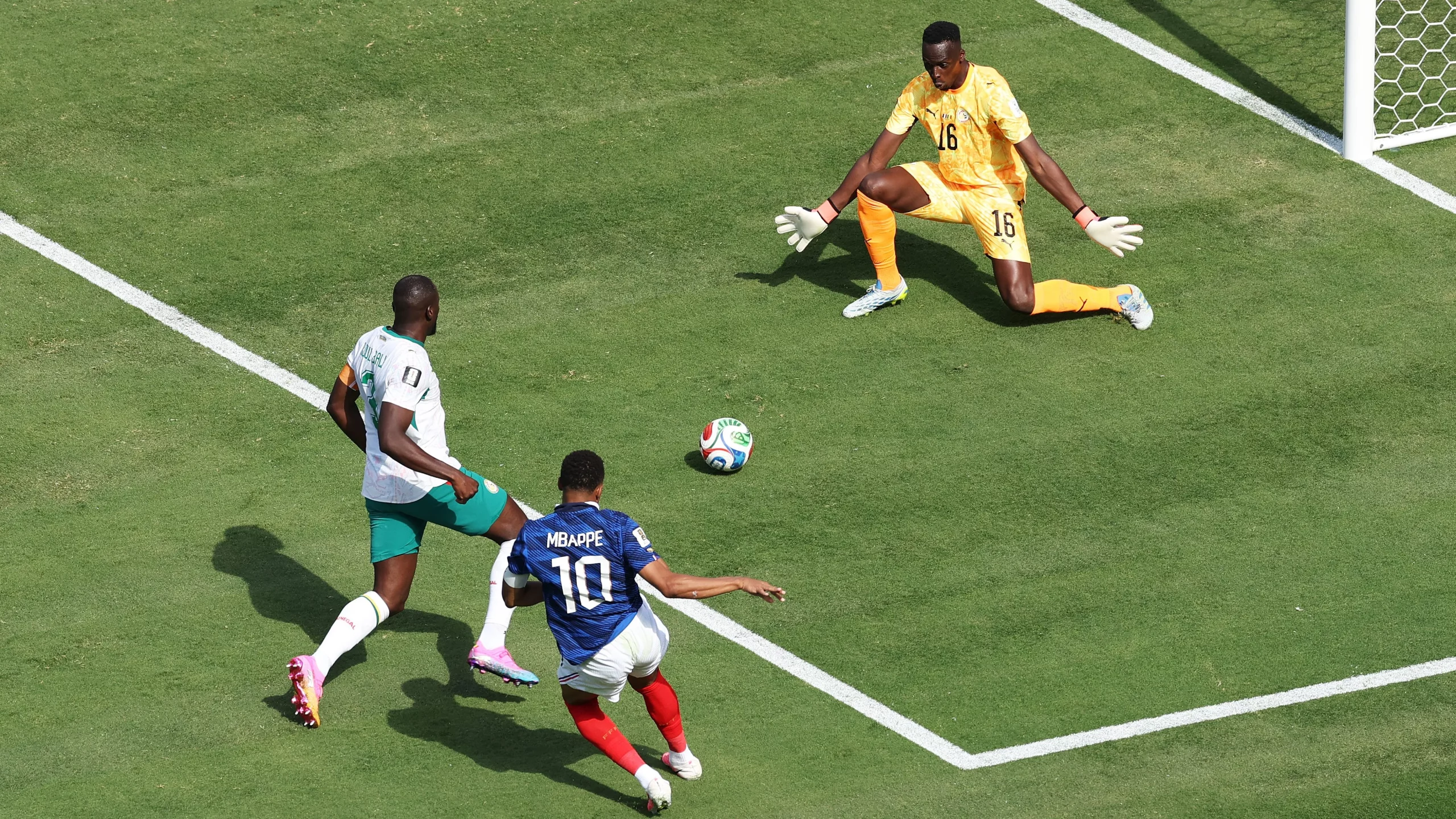 Mbappé fez o primeiro gol da partida - (Photo by Darrian Traynor/Getty Images).