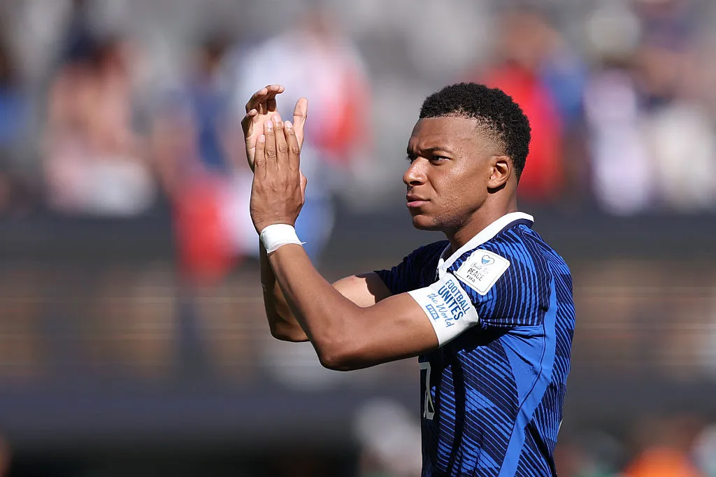 Kylian Mbappé, camisa 10 da França, comemora a vitória por 3 a 1 sobre Senegal. (Photo by Kevin C. Cox/Getty Images)