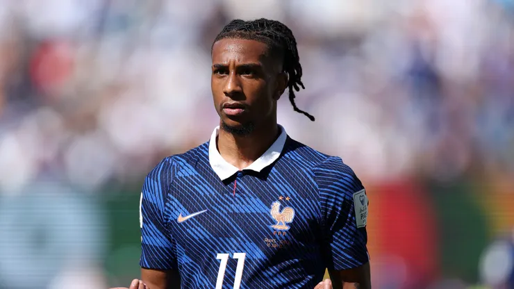 Olise durante o jogo de abertura