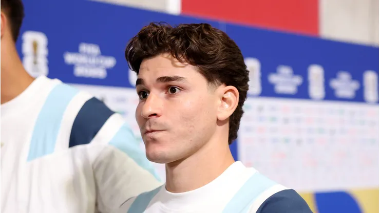 KANSAS CITY, MISSOURI - JUNE 16: Julian Alvarez #9 of Argentina arrives before the FIFA World Cup 2026 Group J match between Argentina and Algeria at Kansas City Stadium on June 16, 2026 in Kansas City, Missouri. (Photo by Charlotte Wilson/Getty Images)