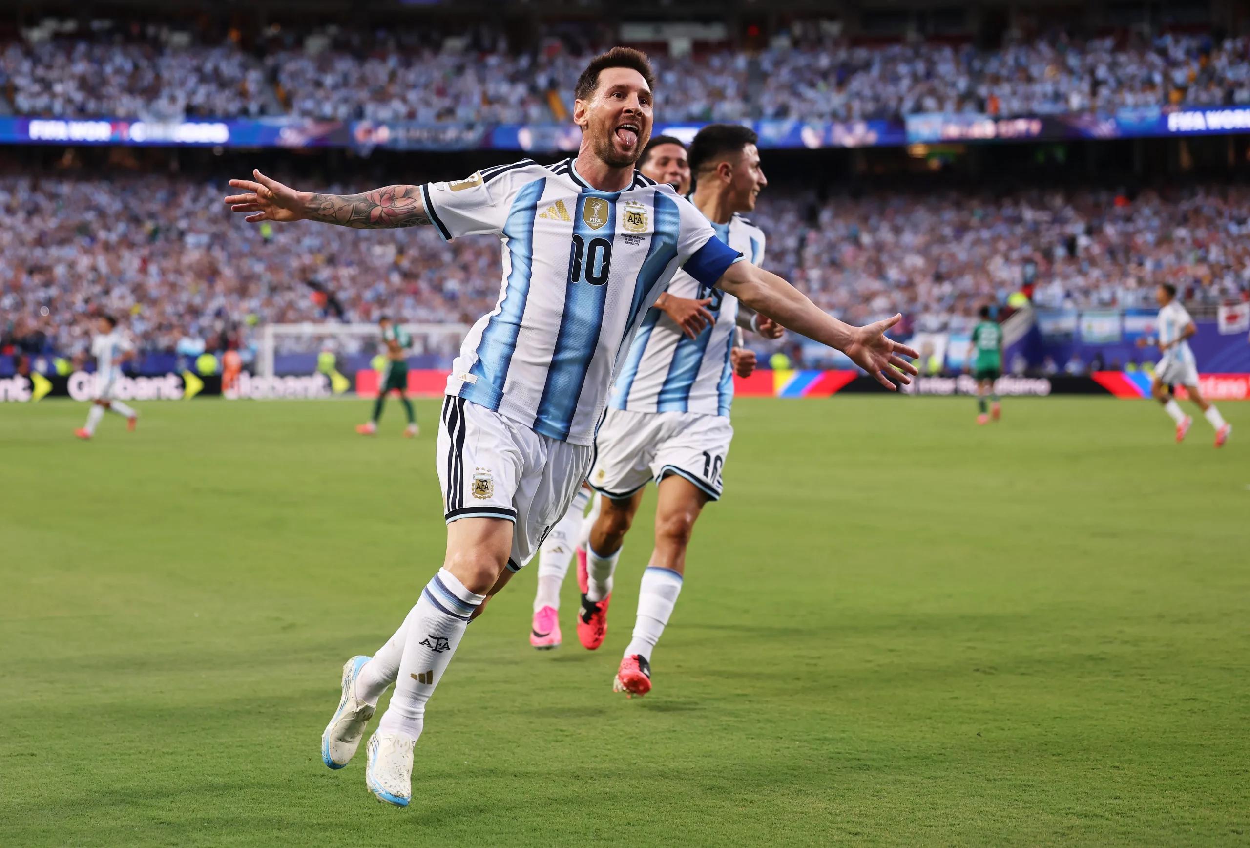 Messi faz hat-trick em vitória sobre a Argélia. Foto: Charlotte Wilson/Getty Images.