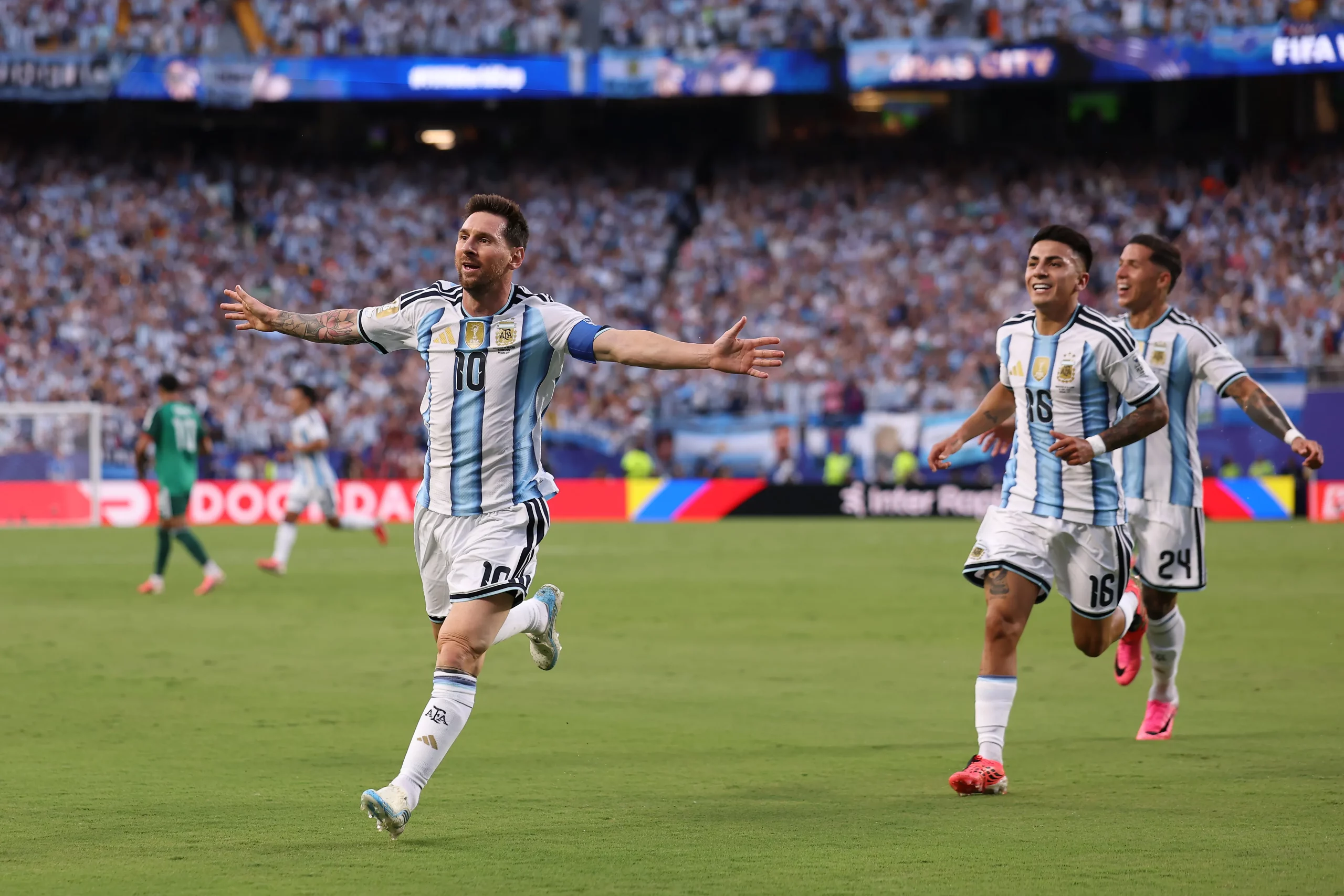Lionel Messi, camisa 10 da Argentina, comemora o primeiro gol de sua equipe durante a partida do Grupo J da Copa do Mundo da FIFA 2026 entre Argentina e Argélia. (Photo by Charlotte Wilson/Getty Images)