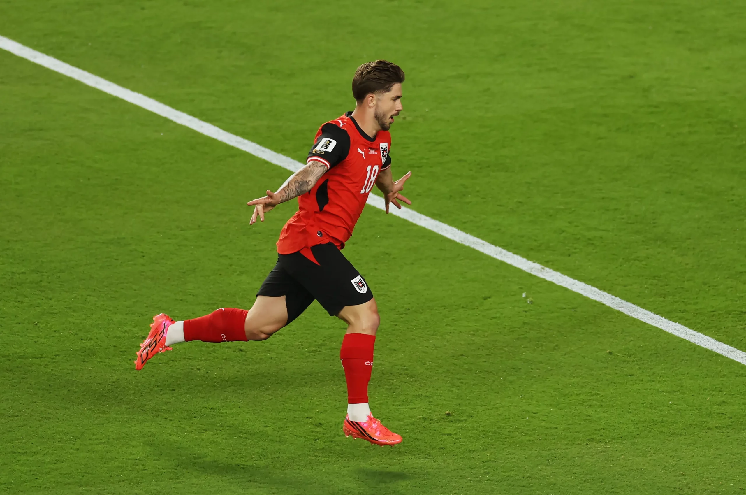 Romano Schmid comemora o primeiro gol de sua equipe durante a partida da Copa do Mundo de 2026 entre Áustria e Jordânia. (Photo by Dean Mouhtaropoulos/Getty Images)