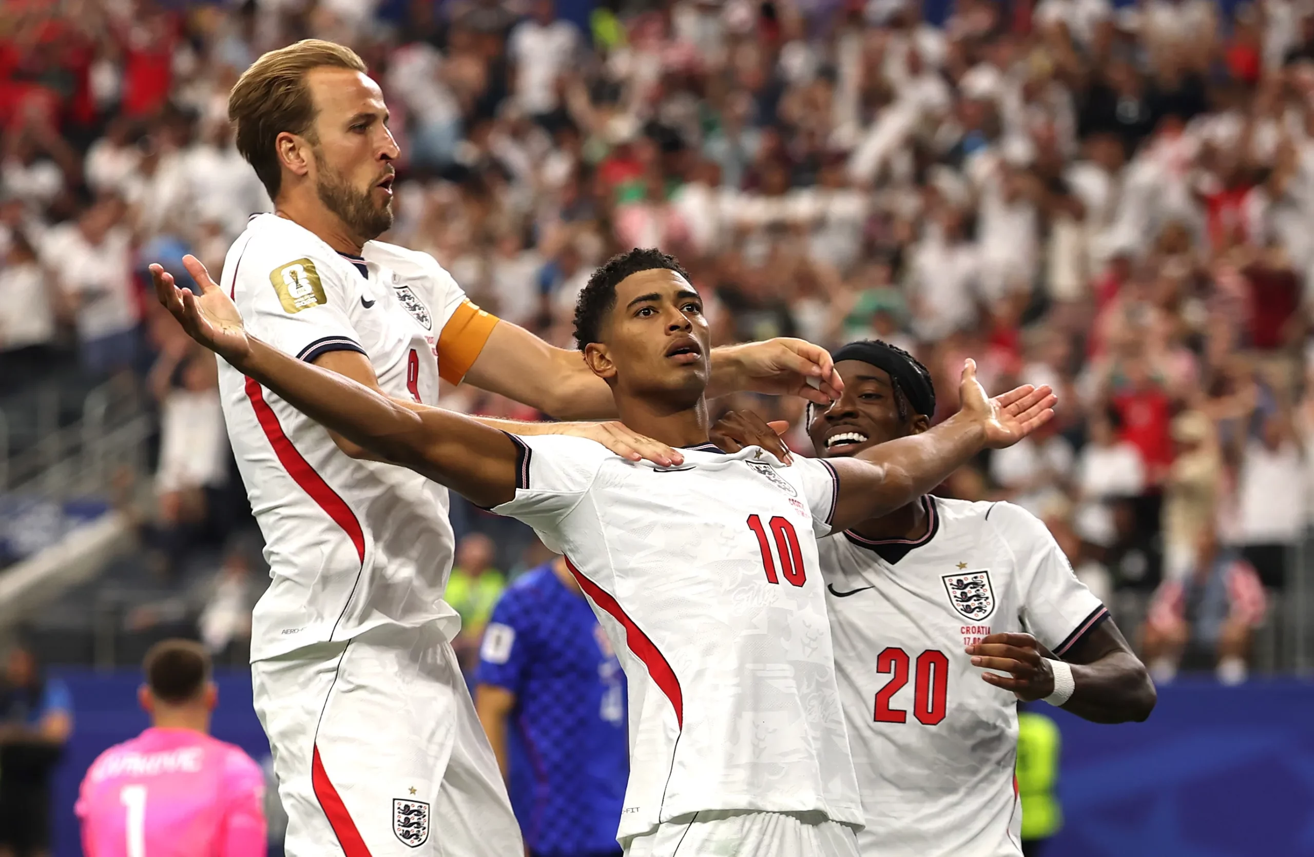 Jude Bellingham, camisa 10 da Inglaterra, comemora com Harry Kane, camisa 9, após marcar o terceiro gol diante da Croácia. (Photo by Francois Nel/Getty Images)