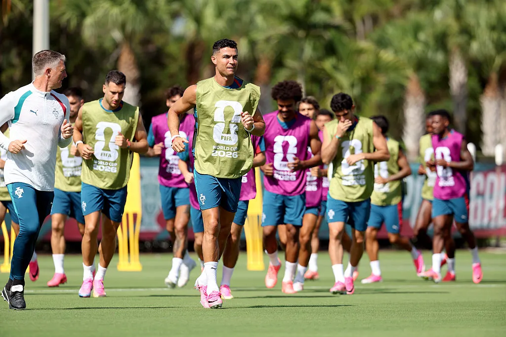 Cristiano Ronaldo, camisa 7 de Portugal, aquece durante o treino da seleção portuguesa um dia antes da partida do Grupo K da Copa do Mundo FIFA 2026 entre Portugal e Uzbequistão. (Photo by Leonardo Fernandez/Getty Images)