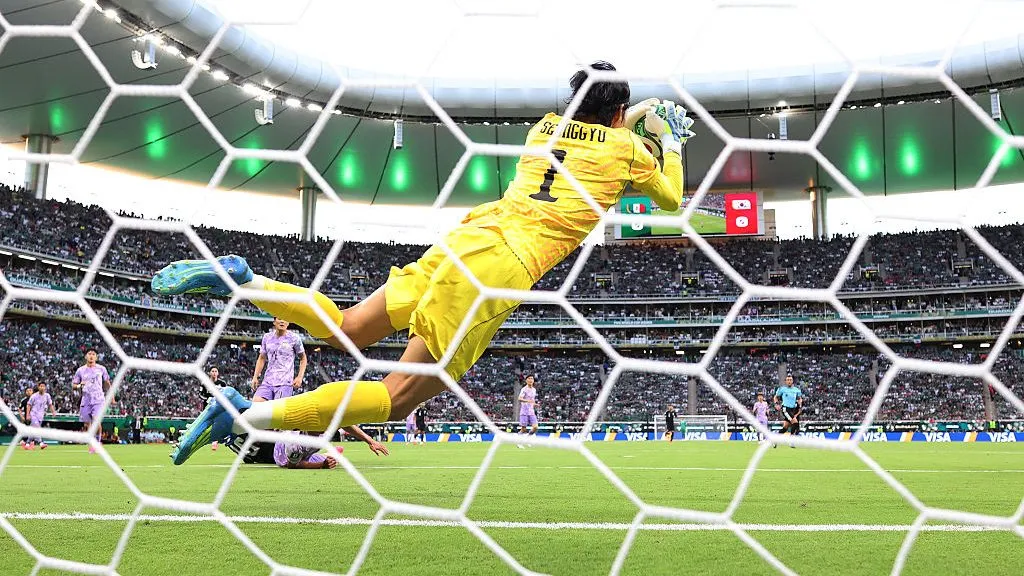 Além da falha, Kim também fez defesas importantes, como esta, em chute de Vargas – (Photo by Carl Recine/Getty Images)