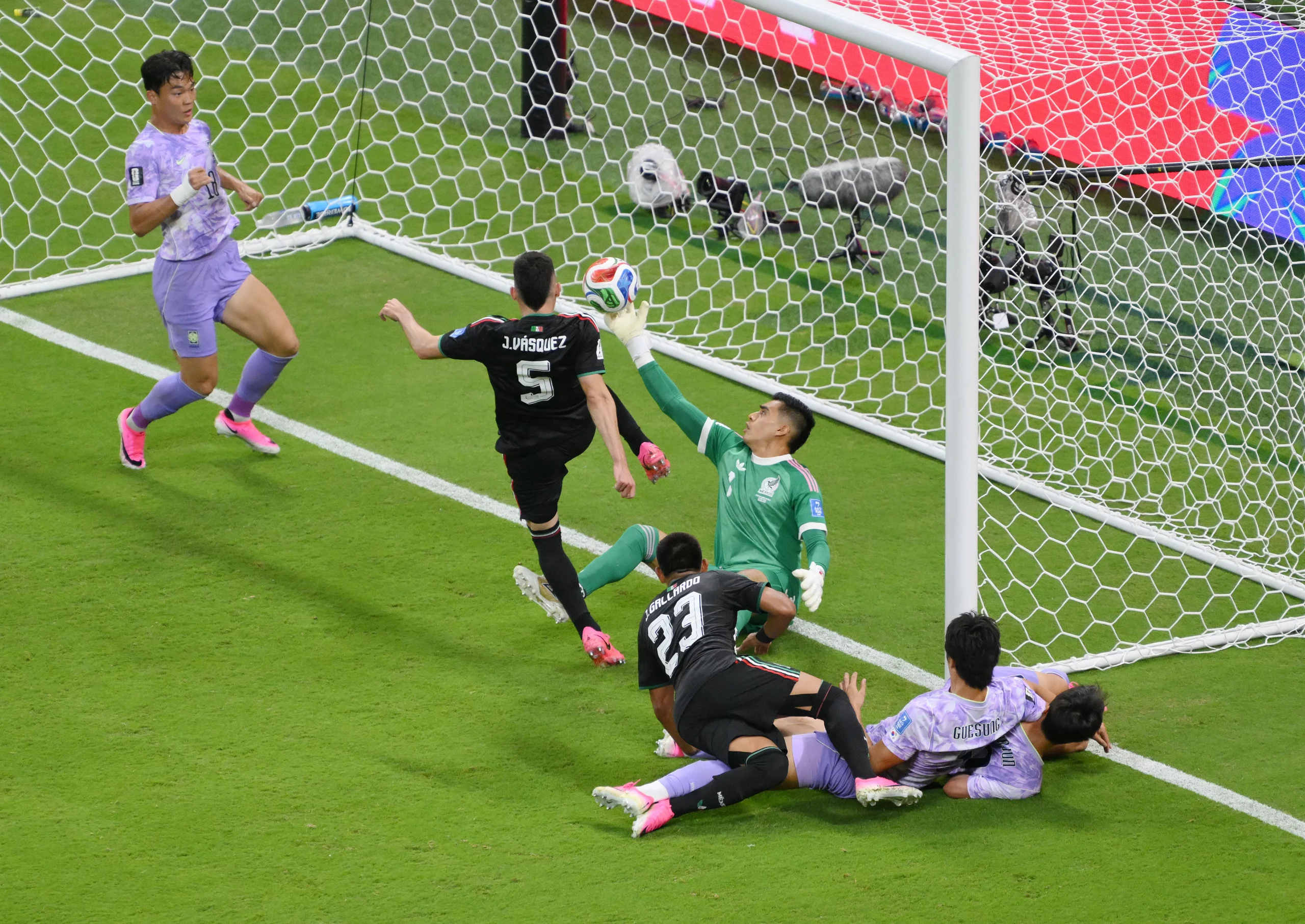 Momento da defesa de Rangel. Foto: David Ramos/Getty Images