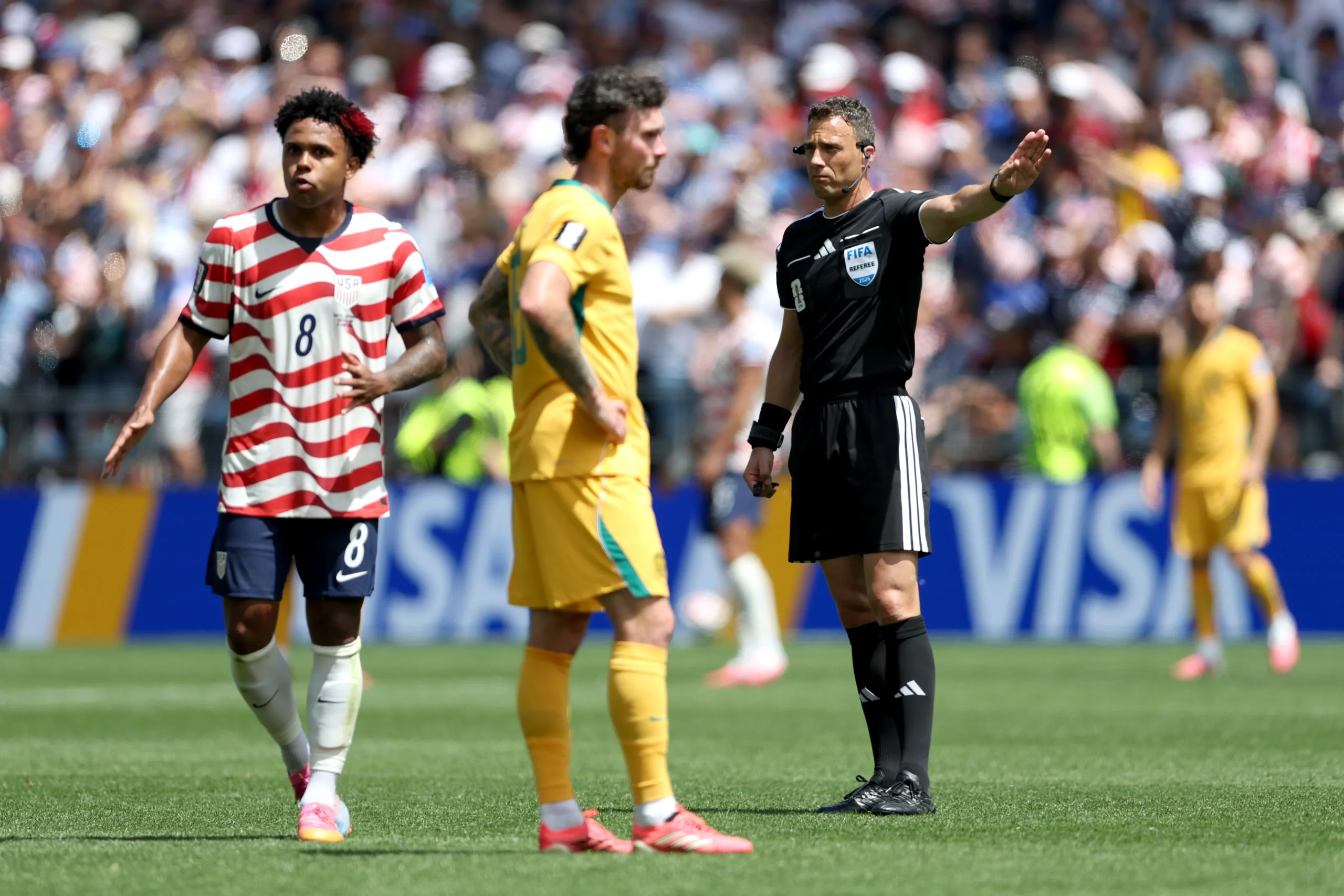 Alemão Félix Zwayer comandou Austrália x EUA do campo, em Seattle, pelo Grupo D – Foto: Emilee Chinn/Getty Images