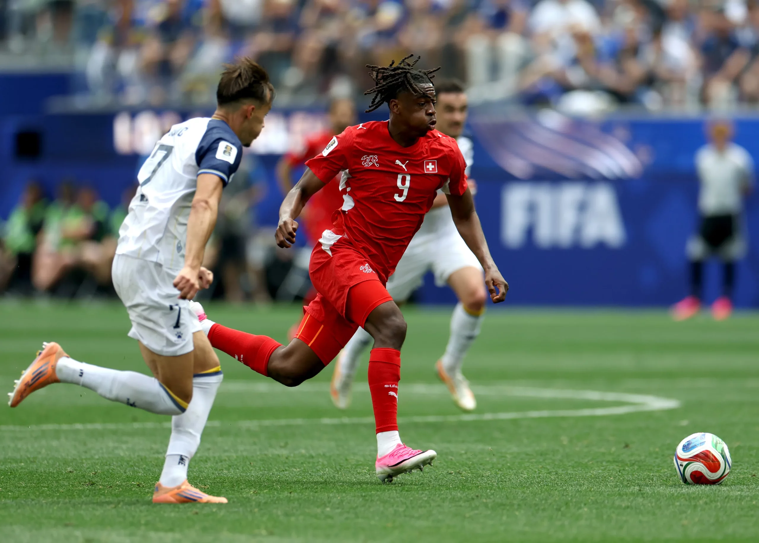 Versatilidade de Manzambi nesta Copa impressiona gigantes da Europa e podem chegar ofertas ao Freiburg – Foto: Harry How/Getty Images