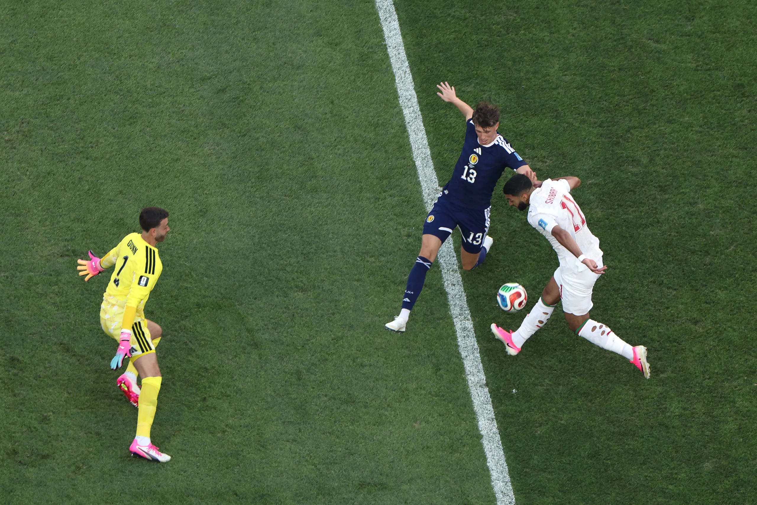 Gunn foi muito acionado contra Marrocos, que venceu Escócia com gol de Saibari (de branco) – Foto: Mattia Ozbot/Getty Images