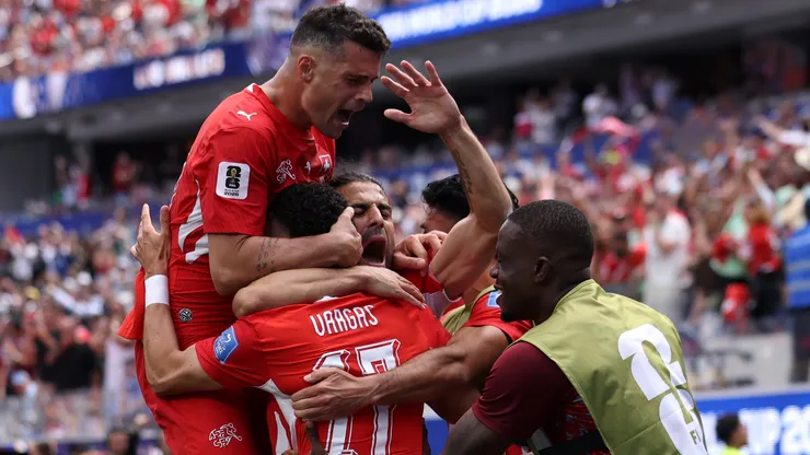 Ruben Vargas, camisa 17 da Suíça, comemora o segundo gol de sua equipe contra a Bósnia. (Photo by Dean Mouhtaropoulos/Getty Images)
