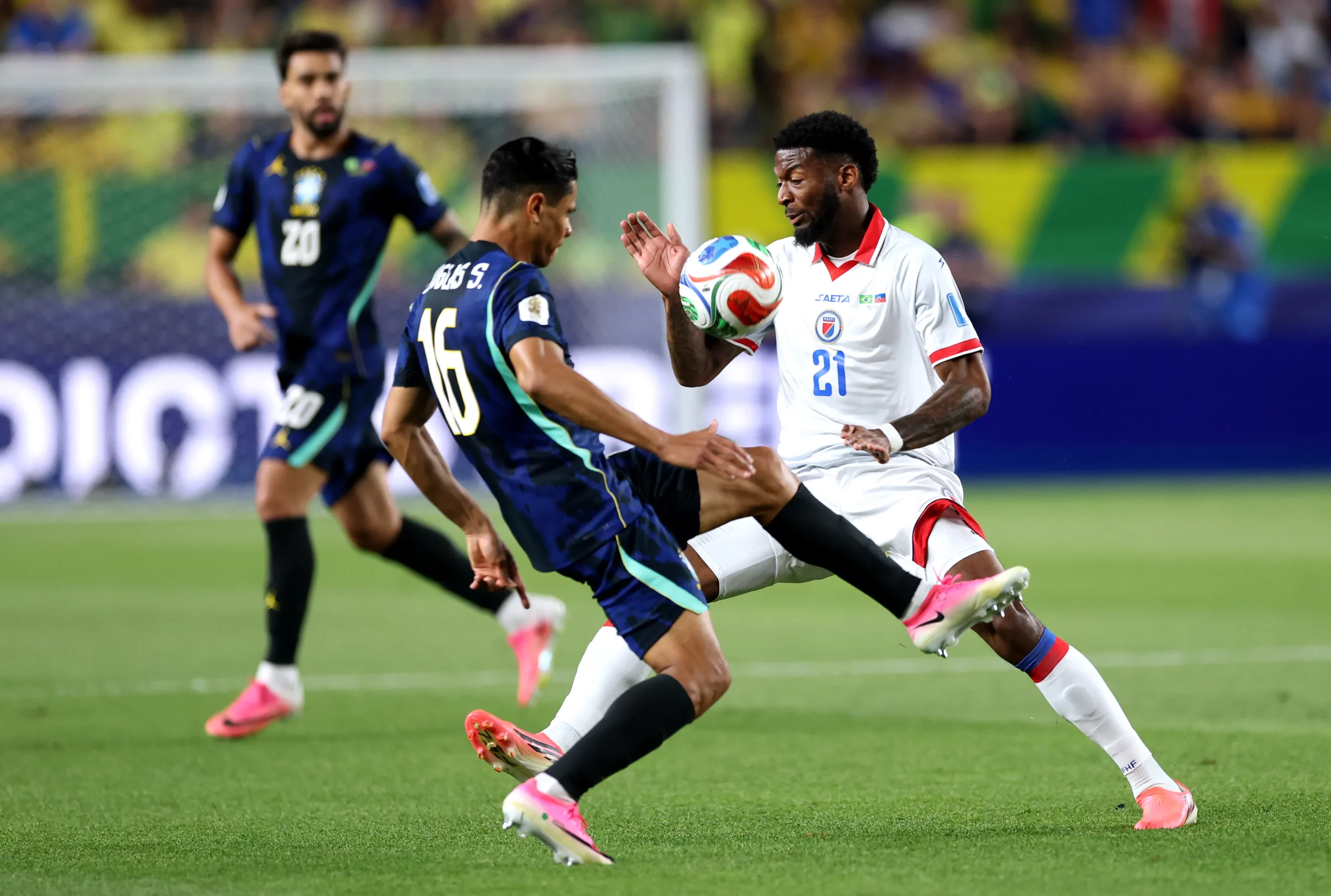 Douglas Santos é, de longe, a opção mais segura de Ancelotti nas laterais do Brasil – Foto: Darrian Traynor/Getty Images