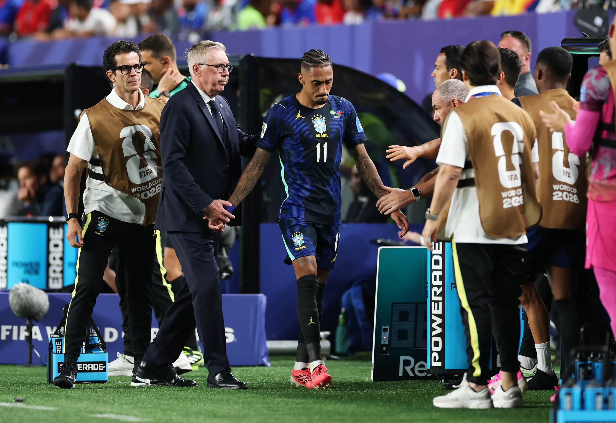 Raphinha saindo lesionado em Brasil x Haiti. (Photo by Dan Mullan/Getty Images)