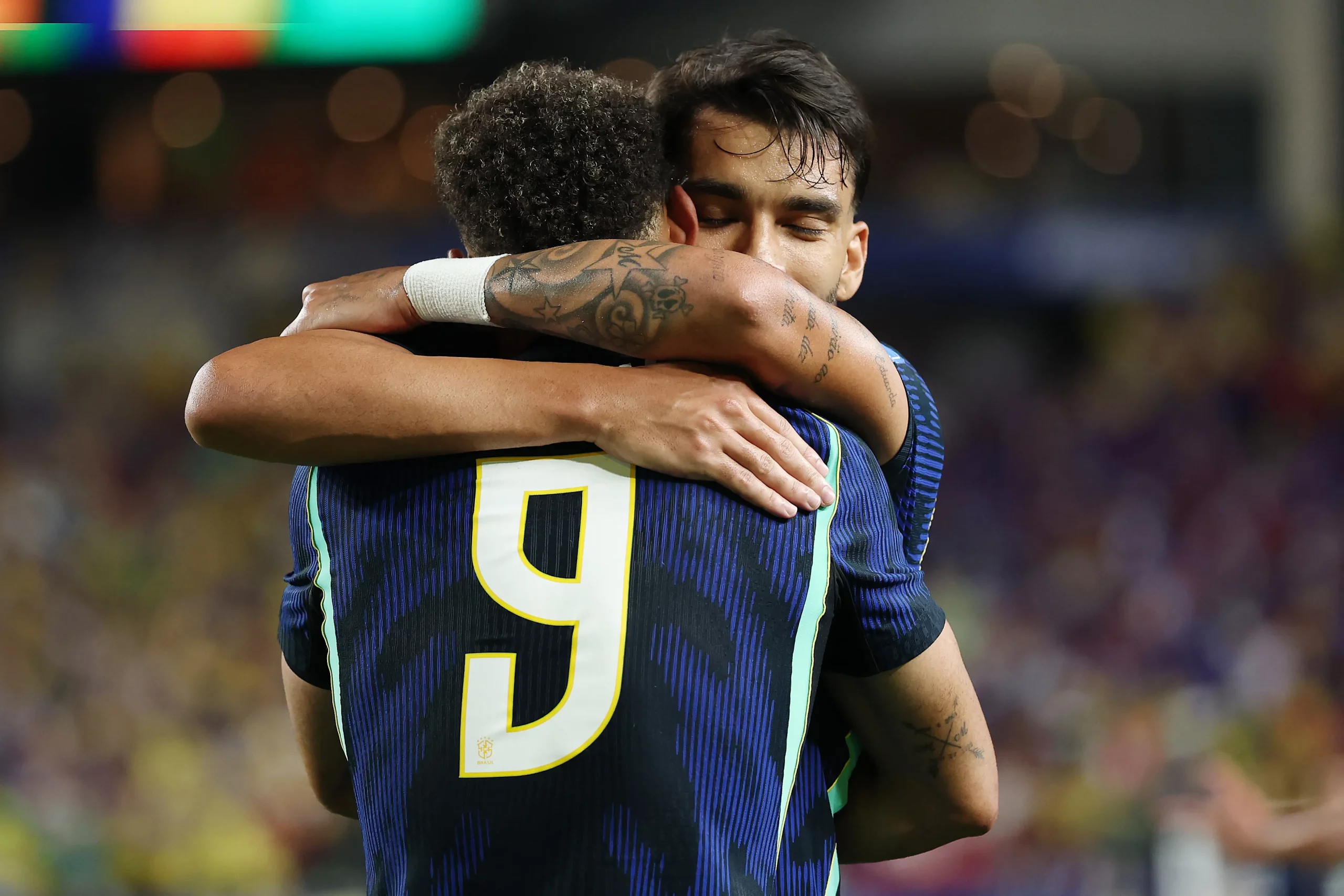 Lucas Paquetá terminou etapa inicial em alta após assistência perfeita para Vini Jr fazer o 3º gol brasileiro – Foto: Dan Mullan/Getty Images