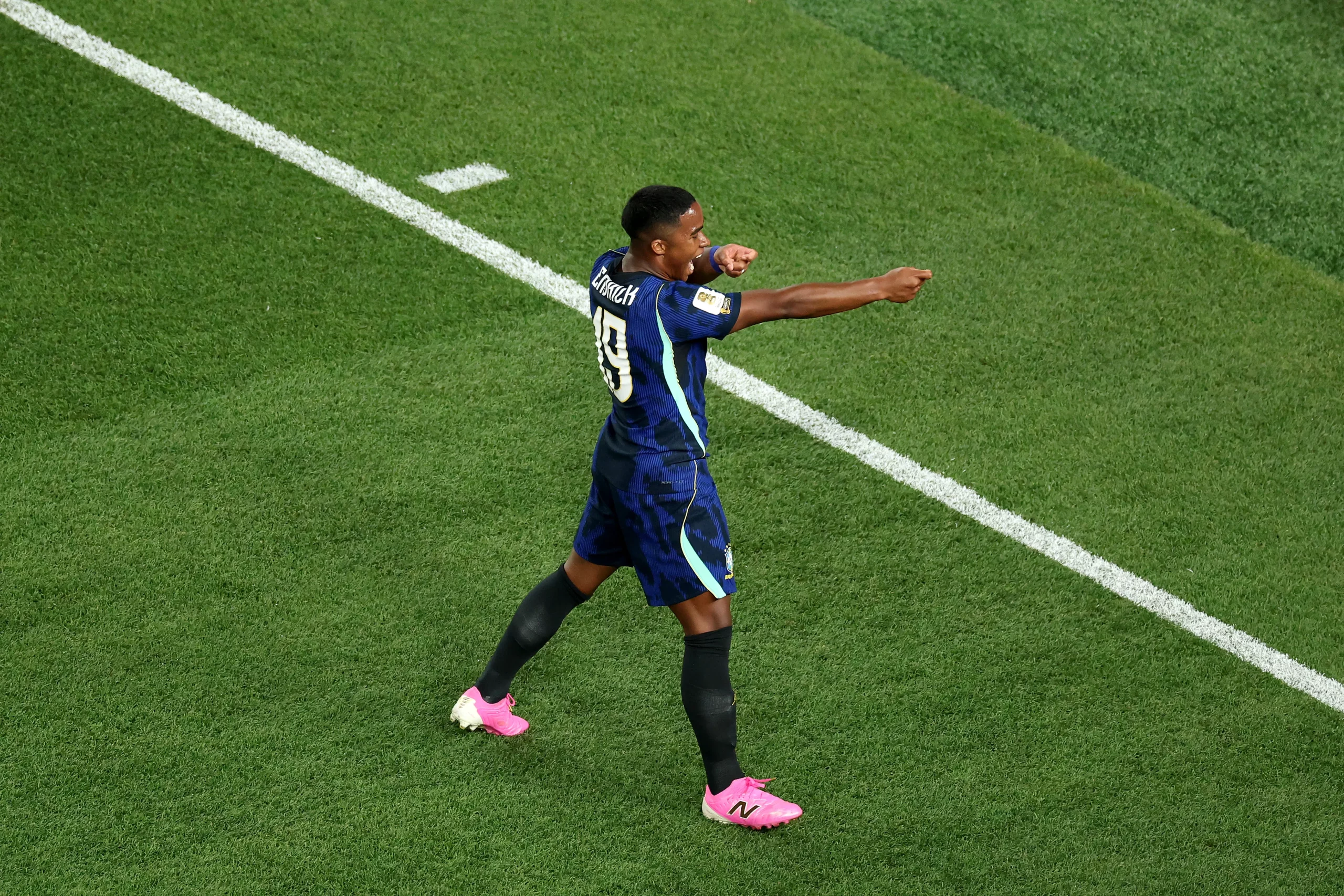 Endrick comemorando gol que foi anulado por impedimento. Foto: Kevin C. Cox/Getty Images