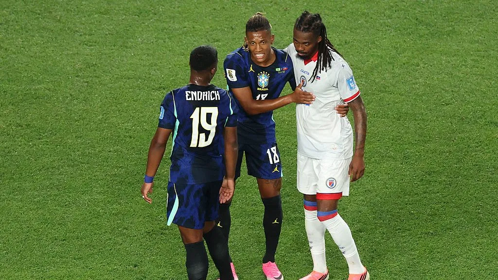 Danilo e Endrick durante o duelo contra o Haiti – (Photo by Kevin C. Cox/Getty Images)