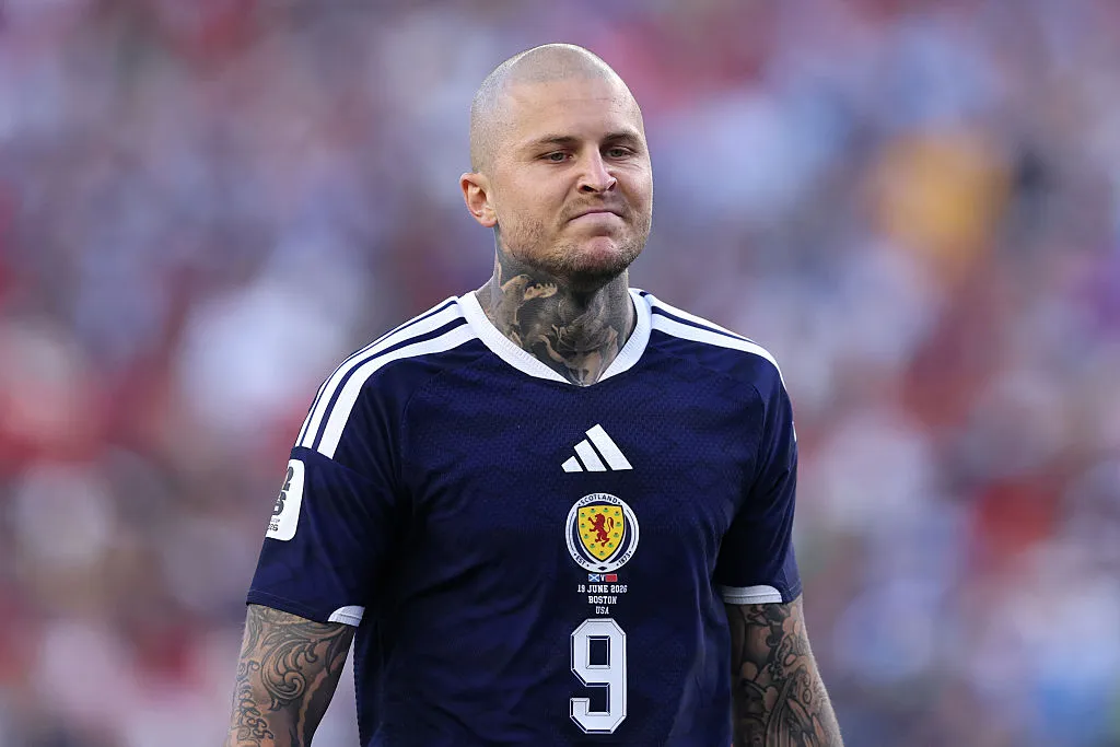 Lyndon Dykes, camisa 9 da Escócia, durante a partida contra o Marrocos. (Photo by Justin Setterfield/Getty Images)