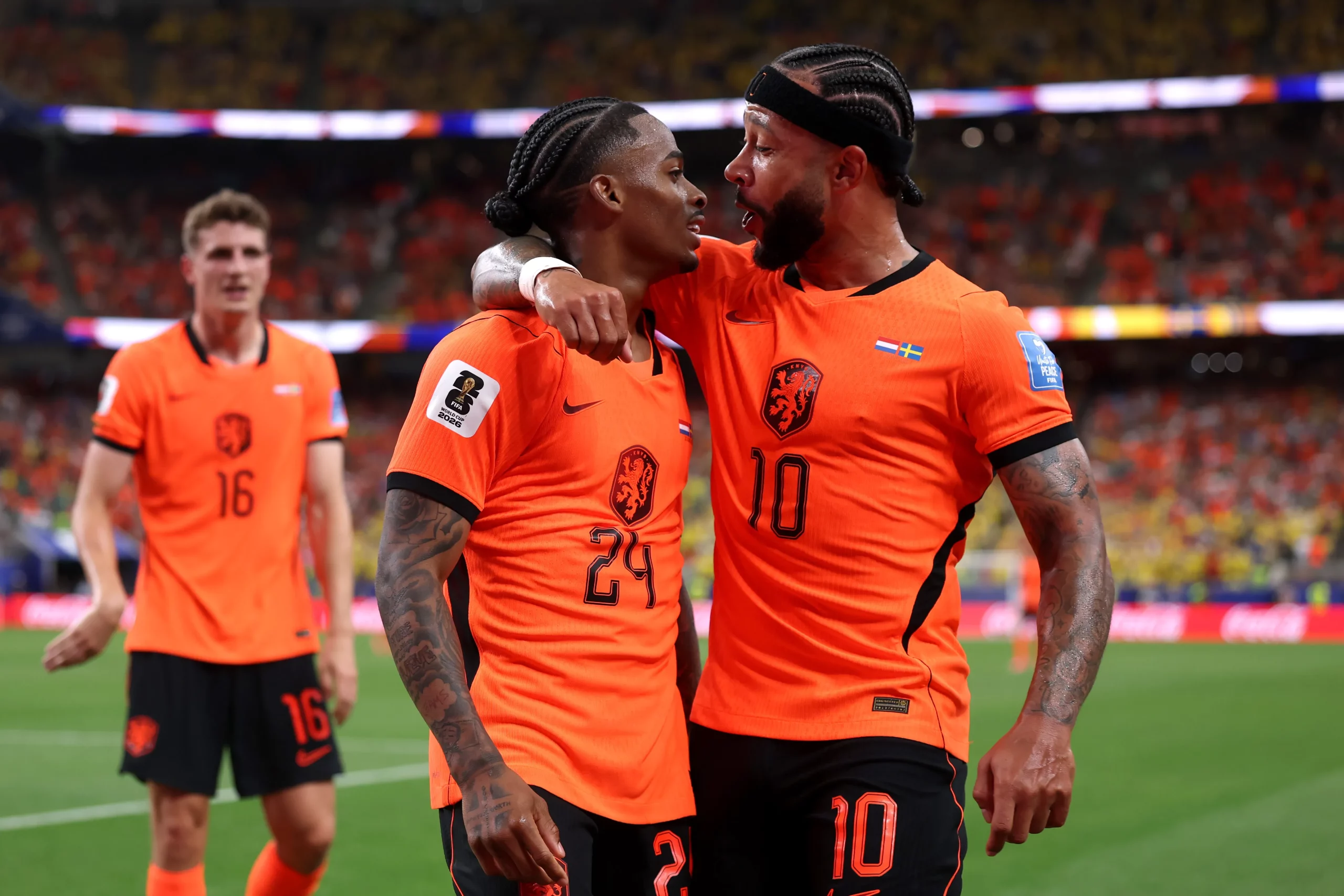 Memphis dá assistência para Summerville contra a Suécia. Foto: Lars Baron/Getty Images)