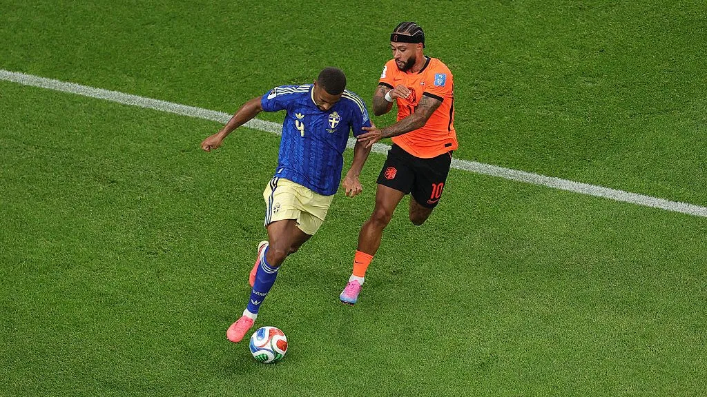 Memphis em ação pela Holanda no duelo contra a Suécia, na Copa do Mundo de 2026. (Photo by Alex Slitz/Getty Images)