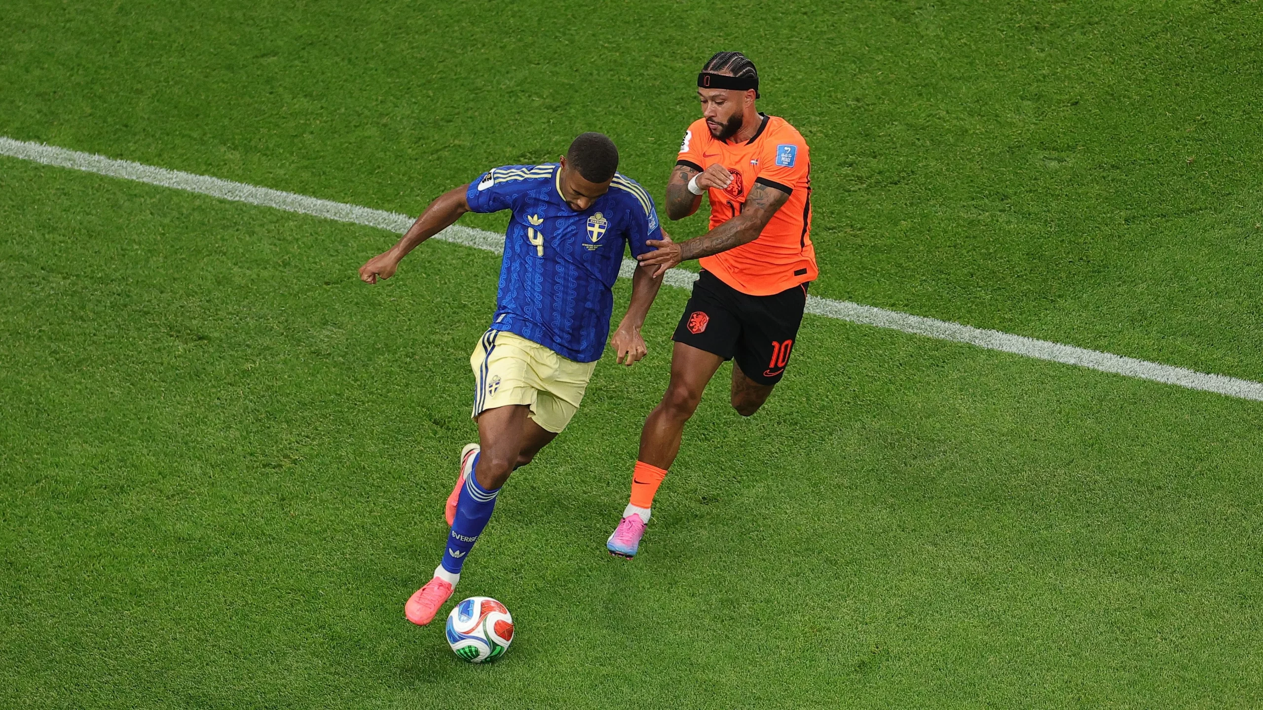 Depay atuou em 2 jogos, mas apenas como reserva - (Photo by Alex Slitz/Getty Images).