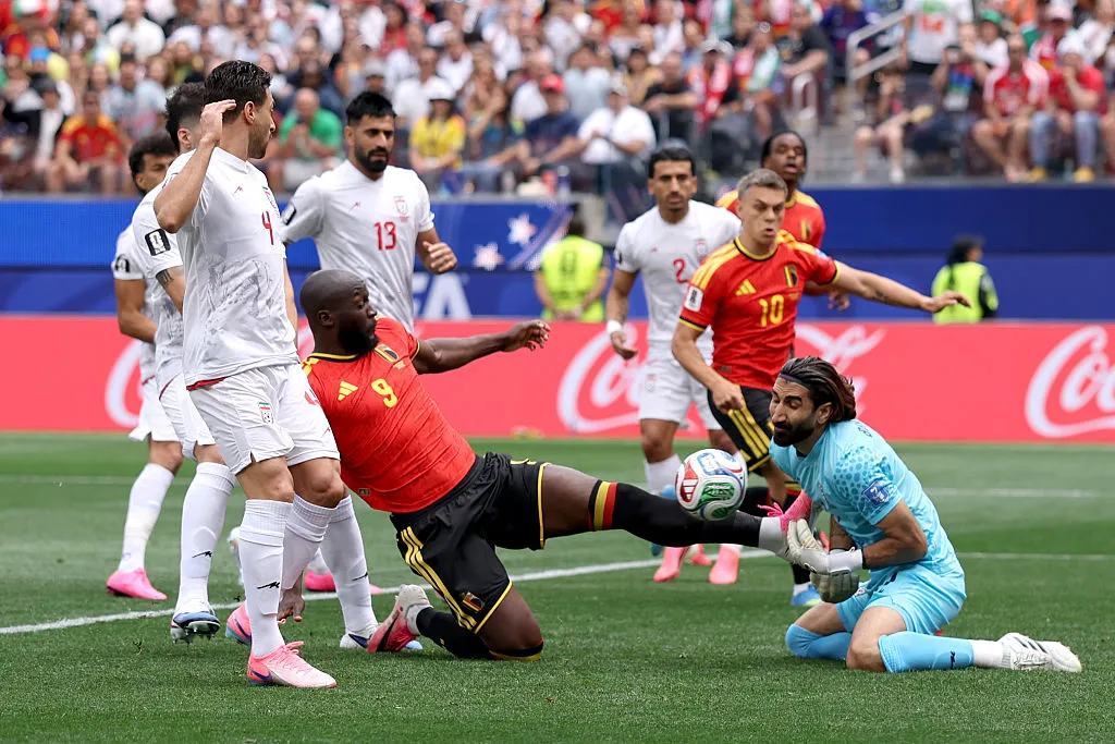 Alireza Beiranvand, camisa 1 do Irã, sofre falta de Romelu Lukaku, camisa 9 da Bélgica. (Photo by Richard Heathcote/Getty Images)