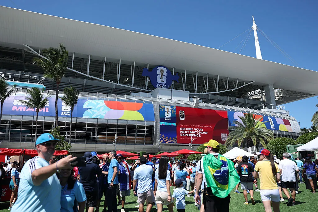 Vista geral da área externa do Miami Stadium enquanto torcedores chegam para a partida do Grupo H da Copa do Mundo da FIFA 2026 entre Uruguai e Cabo Verde. (Photo by Molly Darlington/Getty Images)