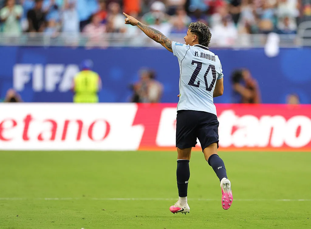 Maxi Araujo, camisa 20 do Uruguai, comemora o primeiro gol de sua equipe durante a partida contra Cabo Verde. (Photo by Alex Slitz/Getty Images)