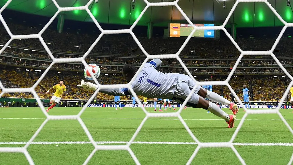 Mpasi fazendo um de seus milagres no duelo contra a Colômbia – (Photo by David Ramos/Getty Images)