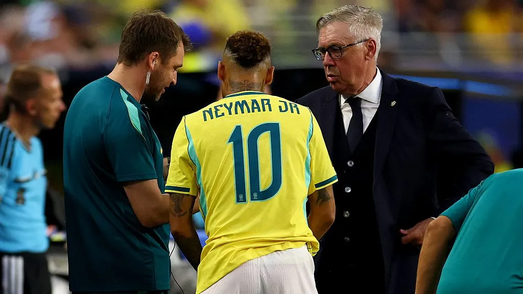 Carlo Ancelotti conversa com Neymar no duelo contra Escócia – (Photo by Robert Cianflone/Getty Images)