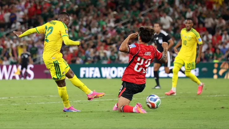 Maseko marca golaço e vira herói em classificação histórica da África do Sul na Copa do Mundo. Foto: Carl Recine/Getty Images