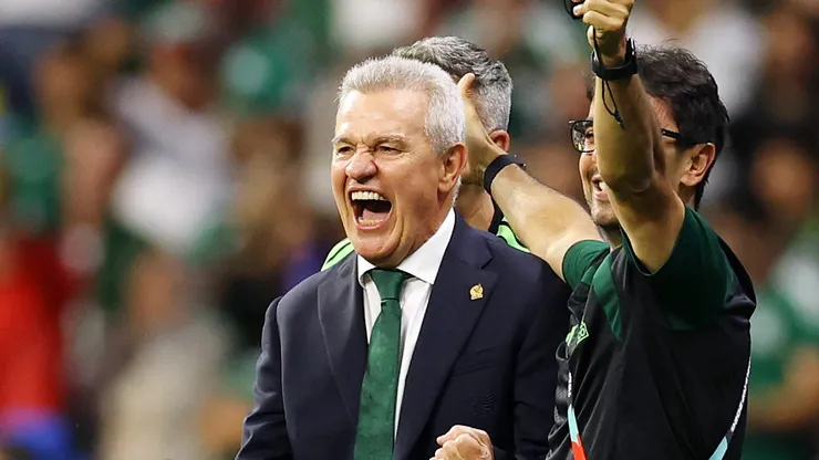Javier Aguirre comemorando vitória por 3 a 0