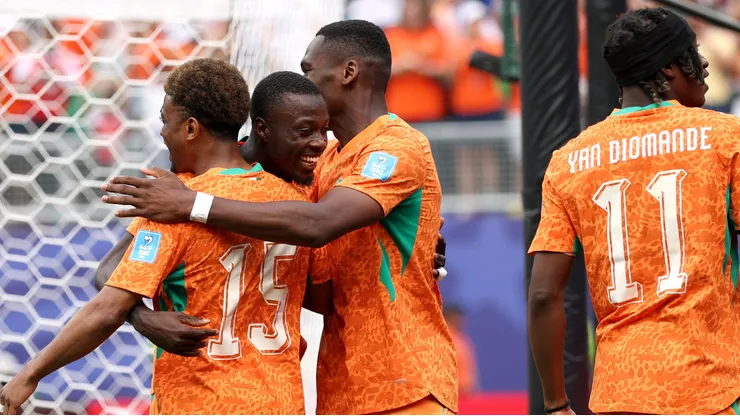 Nicolás Pépé comemora primeiro gol dos marfinenses em vitória contra Curação nesta quinta-feira (25)