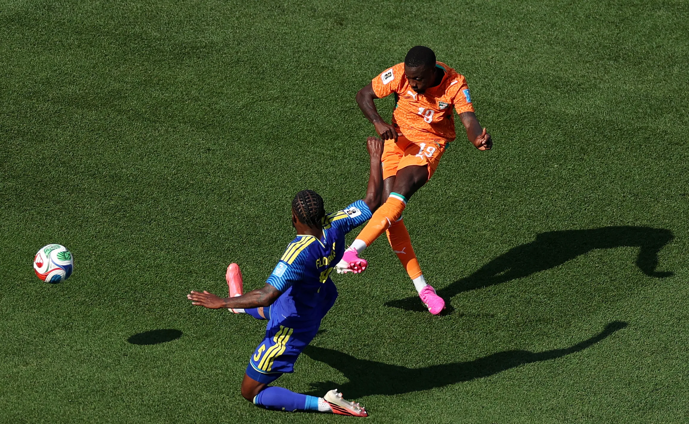 Nicolás Pépé recebeu passe açucarado de Sangaré para ampliar para os marfinenses nesta quinta – Foto: Dan Mullan/Getty Images)