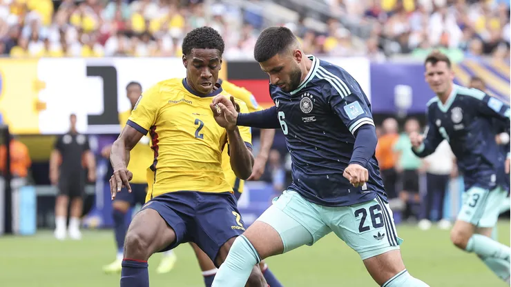 Félix Torres durante partida entre Equador x Alemanha
