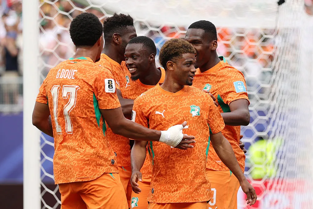 Nicolas Pépé (nº 19), da Costa do Marfim, comemora com os companheiros. (Photo by Darrian Traynor/Getty Images)