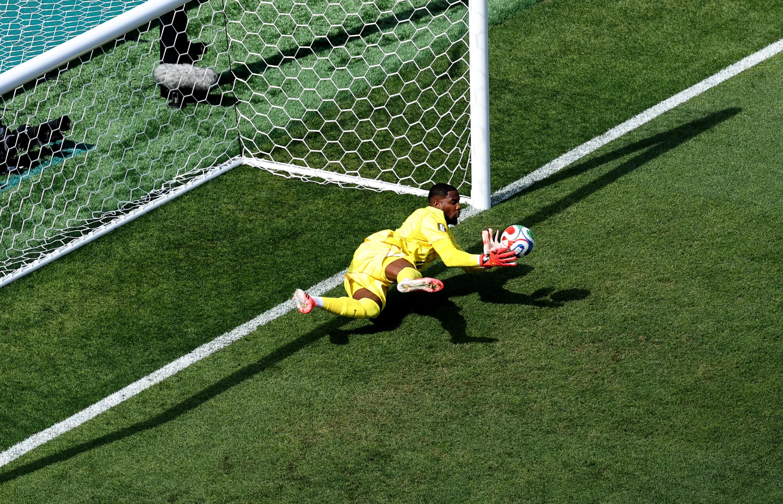 Maignan adivinha canto e defende penalidade batida por Larsen em goleada da França sobre Noruega – Foto: Buda Mendes/Getty Images