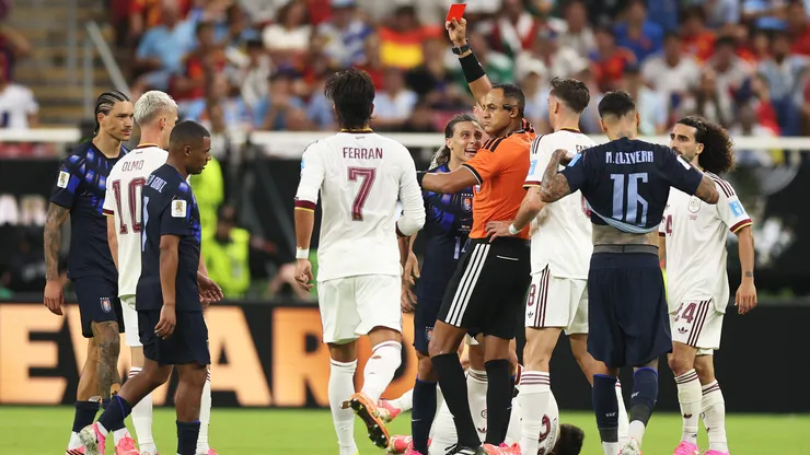 Jornais uruguaios tratam como vexame eliminação do Uruguai da Copa do Mundo após derrota para Espanha. Foto: Carl Recine/Getty Images