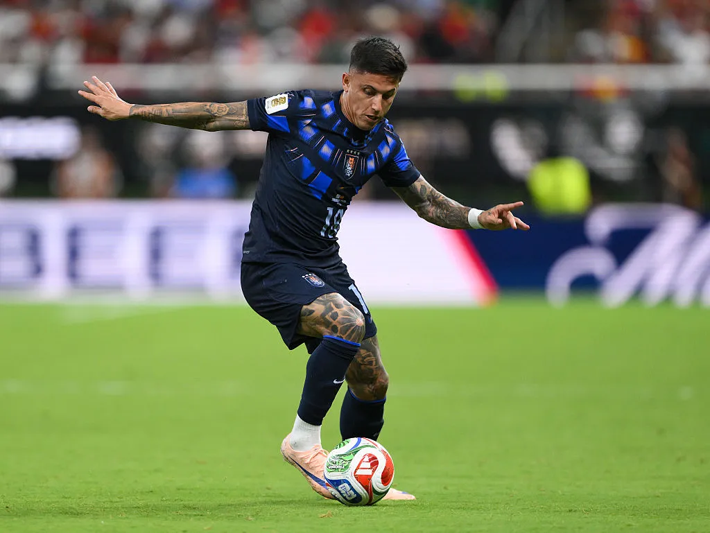 Brian Rodríguez (#18), do Uruguai, conduz a bola durante a partida do Grupo H da Copa do Mundo da FIFA 2026 entre Uruguai e Espanha. (Photo by David Ramos/Getty Images)