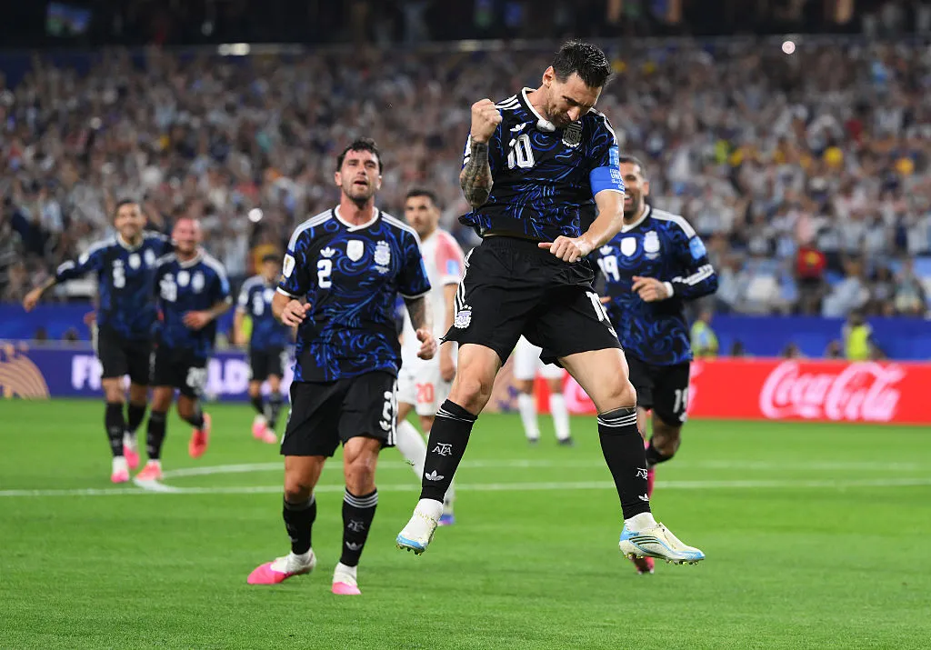 Lionel Messi, camisa 10 da Argentina, comemora o terceiro gol de sua equipe em Jordânia x Argentina. (Photo by David Ramos/Getty Images)