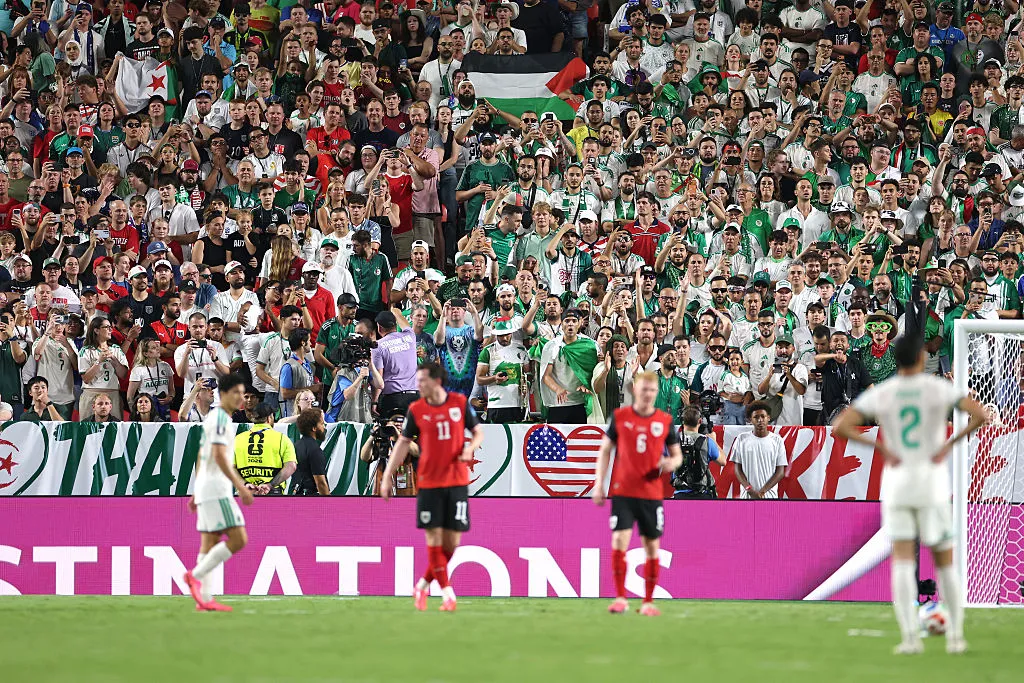 Um torcedor segura uma bandeira da Palestina nas arquibancadas durante a partida do Grupo J da Copa do Mundo da FIFA 2026 entre Argélia e Áustria. (Photo by Charlotte Wilson/Getty Images