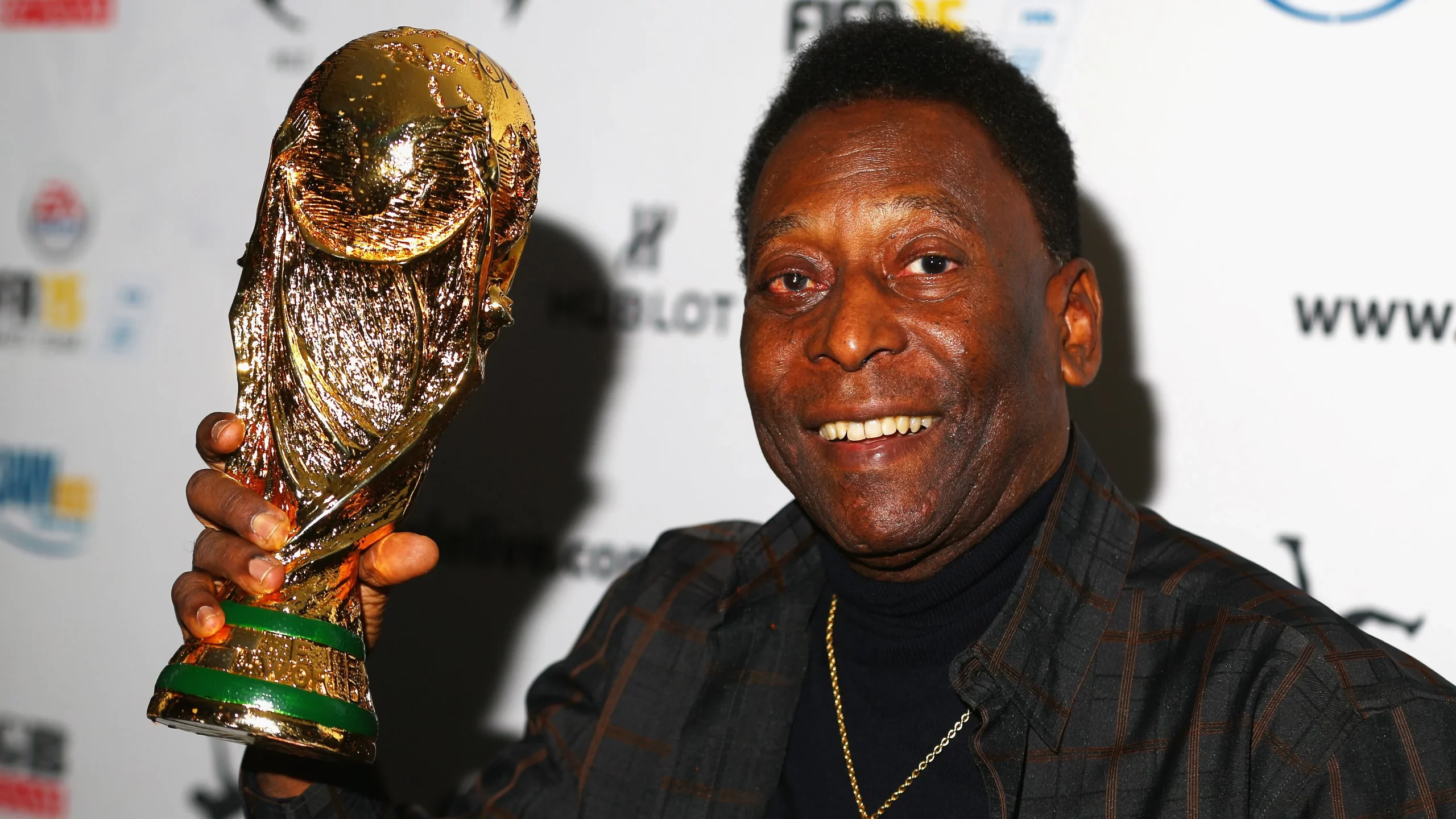 Pelé segurando uma réplica da taça da Copa do Mundo durante uma coletiva de imprensa no The Peninsula. (Photo by Robert Cianflone/Getty Images)