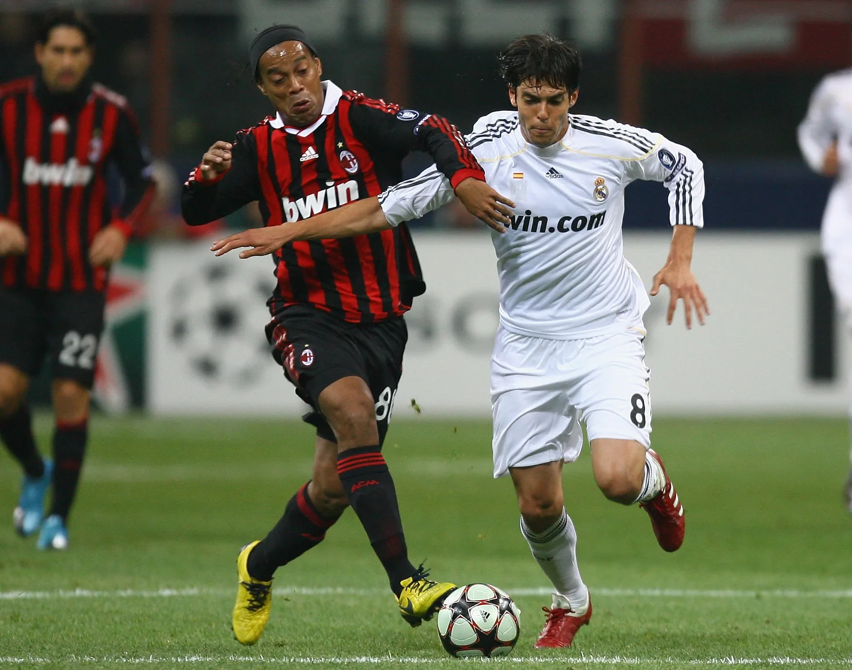 Kaká atuando pelo Real Madrid e Ronaldinho atuando pelo Milan. (Photo by Alex Livesey/Getty Images)