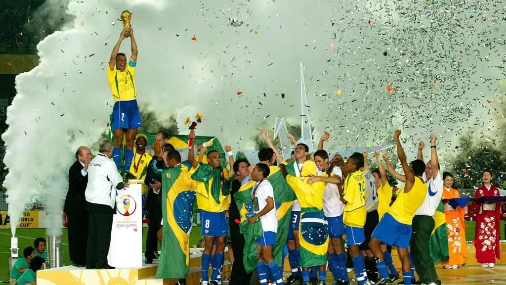 Cafu no topo do Mundo: O capitão é referência histórica na Seleção Brasileira (Photo by Tim De Waele/Getty Images)