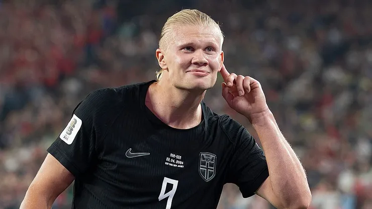 Erling Haaland, camisa #9 da Noruega, celebra após marcar em jogo contra Senegal. Al Bello/Getty Images