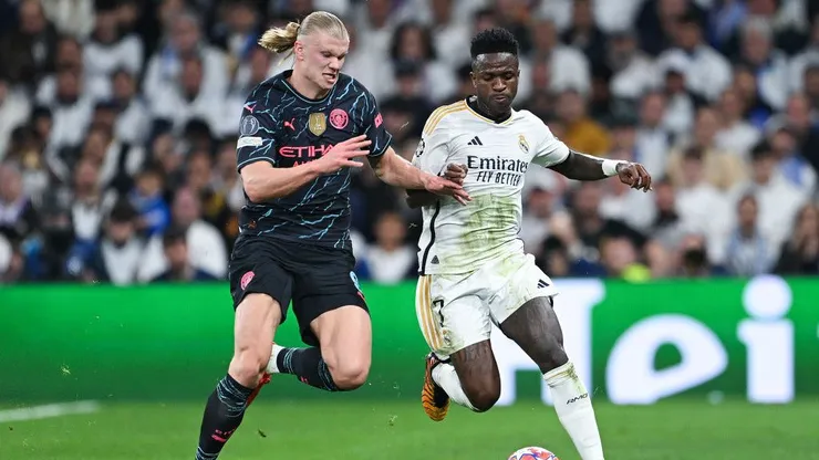 Vinicius Jr., do Real Madrid CF, disputa a bola com Erling Haaland, do Manchester City. (Photo by David Ramos/Getty Images)