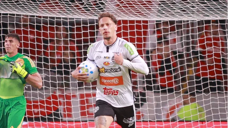 Ian Lucas marca diante do Colorado