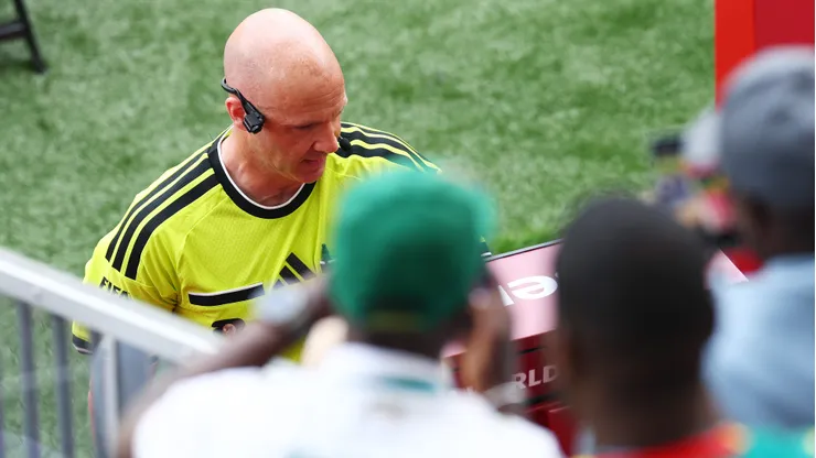 Inglês Anthony Taylor demorou bastante para ser convencido pelo VAR a expulsar zagueiro do Iraque contra Senegal