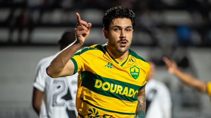 João Basso comemora seu gol pelo Cuiabá sobre a Ponte Preta.