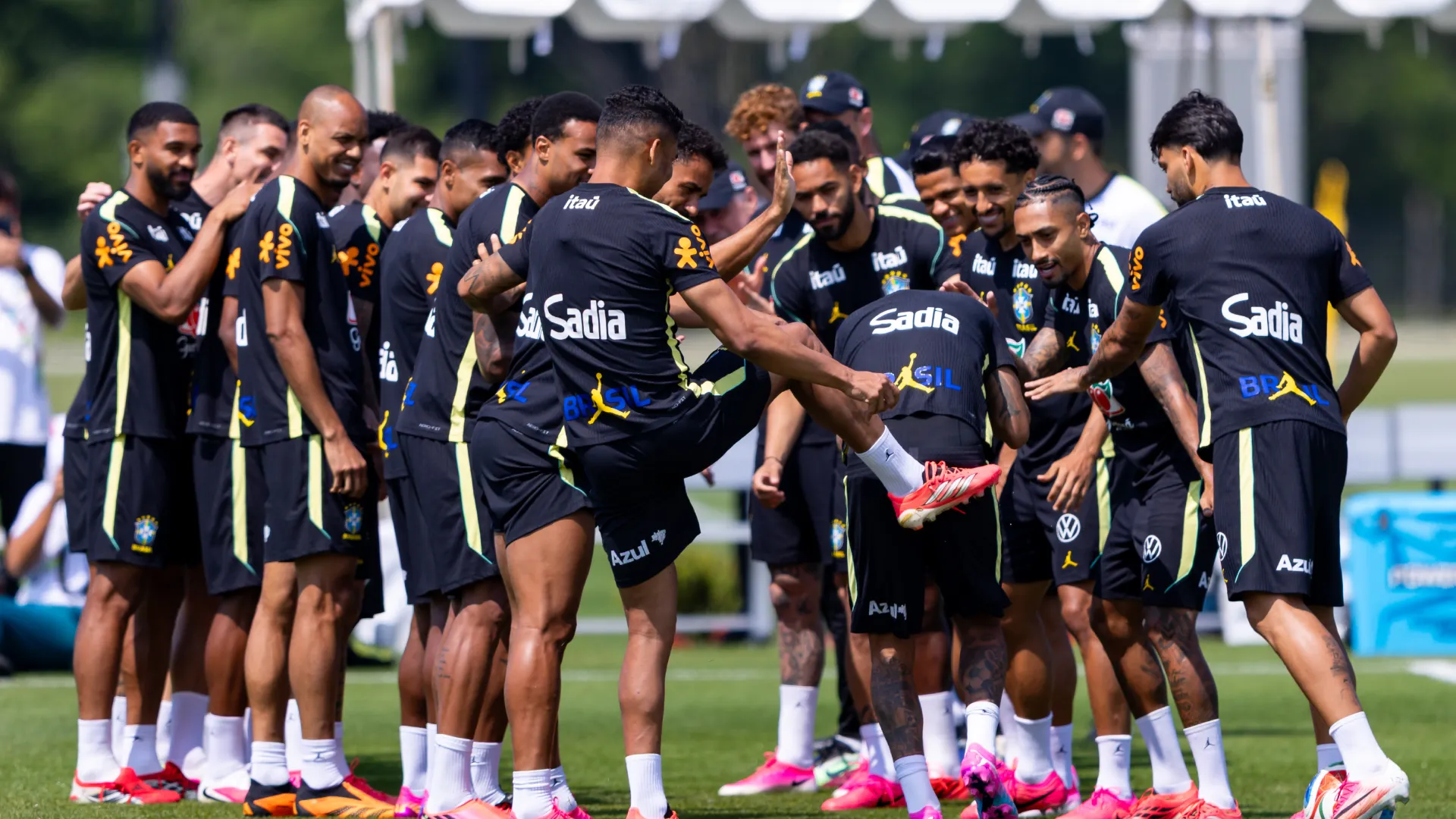 Jogadores da Seleção Brasileira durante treinamento – Foto: Rodolfo Buhrer/AGIF