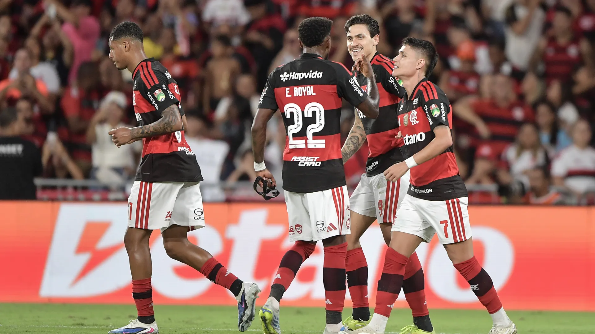 Jogadores do Flamengo comemorando no Maracanã – Foto: Thiago Ribeiro/AGIF